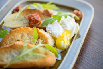 Scrambled eggs with fresh croutons on the plate