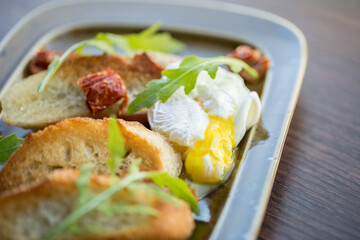 Scrambled eggs with fresh croutons on the plate