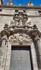 Entrada a la parroquia de los Santos Juanes en Valencia, de estilo barroco