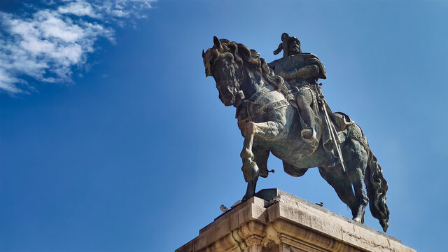 Perspectiva de la estatua ecuestre al rey Jaime I el conquistador en una plaza centrica de Valencia