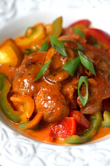 Osso buco alla milanese mit Paprika und Tomaten