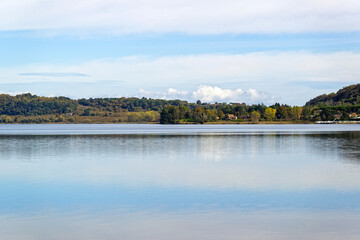 Le lac de Vico en Italie par une belle journée d'automne ensoleillée