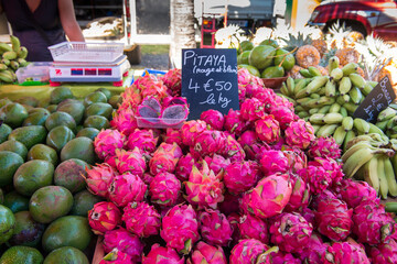 pitaya fruit du dragon sur un marché