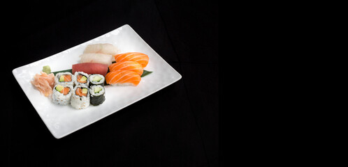 Sushi Maki cuisine japonaise sur fond noir