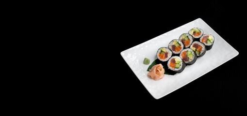 Sushi Maki cuisine japonaise sur fond noir