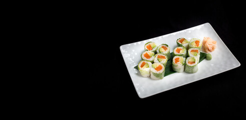 Sushi Maki cuisine japonaise sur fond noir