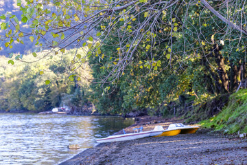 Obraz premium Le lac de Vico en Italie par une belle journée d'automne ensoleillée