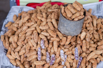 Boiled peanuts for sale to tourists