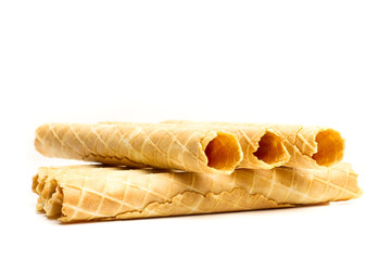 Waffle roll, rollos de galleta aislado sobre fondo blanco liso. Vista de frente y de cerca. Copy...