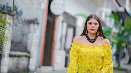 mujer vestida de amarillo por las calles de la ciudad

