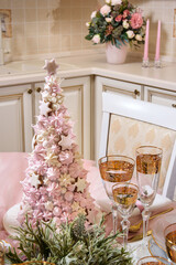 Christmas table setting with decoration in the form of a Christmas tree made of marshmallows.