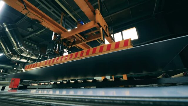 Automatic stacking machine transfers sheet metal with suction cups
