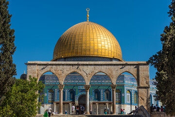 Fototapeta na wymiar The Golden Dome of the Rock, or Qubbat al-Sakhra, and stone gate ruins in an Islamic shrine located on the Temple Mount in the Old City of Jerusalem.