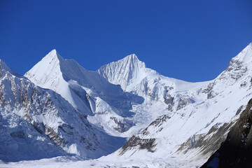 Fototapeta na wymiar Snow mountains under blue sky in tibet,China