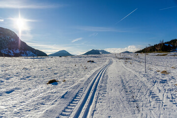 Paysage enneig&eacute; en Haute-Savoie par une belle journ&eacute;e ensoleill&eacute;e