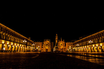 Piazza castello illuminata di notte Torino