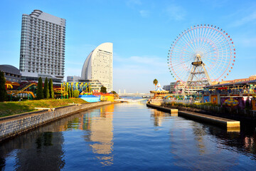 横浜の海面に映るホテルや観覧車のシルエット