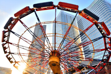 夕陽を浴びる遊園地のアトラクション