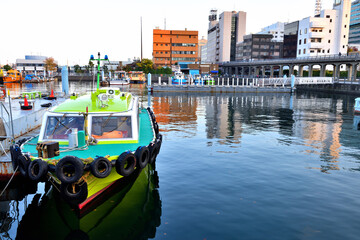 Fototapeta na wymiar 横浜象の鼻テラスの桟橋に停泊するかわいらしい警備艇