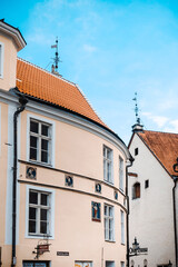 Obraz premium TALLINN, ESTONIA - August 28, 2017: Antique building view in Old Town, Tallinn, Estonia