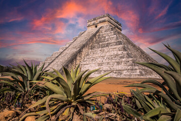 Sunset at the spectacular Chichén Itzá Pyramid in the province of Cancun. Mexico - obrazy, fototapety, plakaty