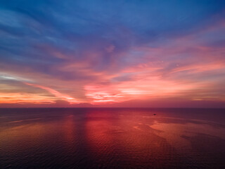Fototapeta na wymiar Beautiful red sunset over the ocean.