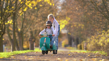 Bruder schiebt Rennfahrer an