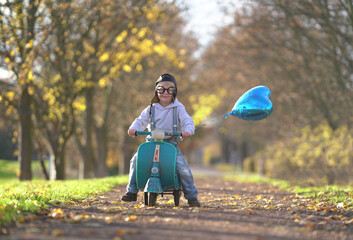 Rennfahrer mit Kappe und Brille