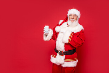 Shocked Santa Claus showing mobile phone screen