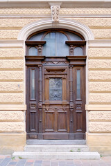 Fototapeta na wymiar old wooden door entrance to the house, concept of the beginning of a new life, magic portal, medieval European architecture, history of cities