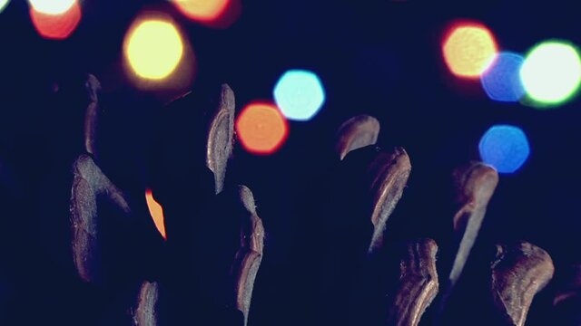Natale vintage, pigna  con luci a intermittenza colorate.