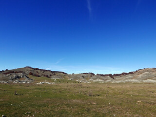 solitaria vista dei Mnti Simbruini in Italia, in una limpida giornata