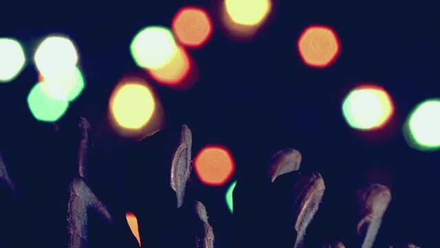 Natale vintage, pigna  con luci a intermittenza colorate.
