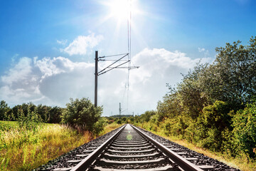 Elektrifizierte Bahnstrecke in idyllischer Landschaft im Gegenlicht - Elektrified Railway in Backlit