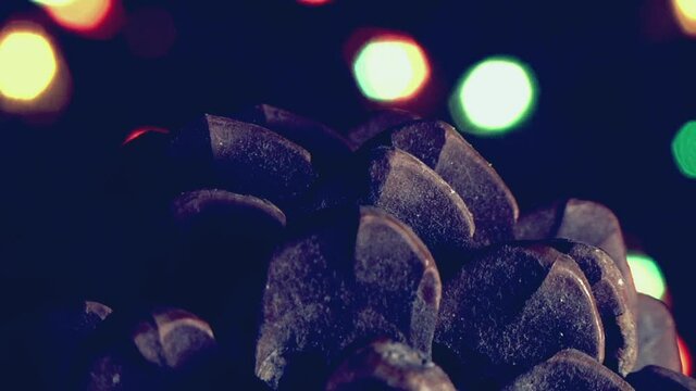 Natale vintage, pigna  con luci a intermittenza colorate.