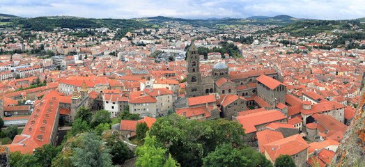 Naklejka na ściany i meble Vue aérienne de la ville du Puy-en-Velay autour de sa cathédrale.