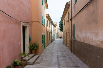 Fototapeta na wymiar narrow street of Alcudia on the island of Mallorca