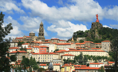 Obraz premium Maisons et clocher de la cathédrale du Puy-en-Velay surmontés du Rocher Corneille.
