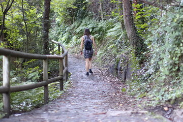 Fototapeta premium mujer en un camino 