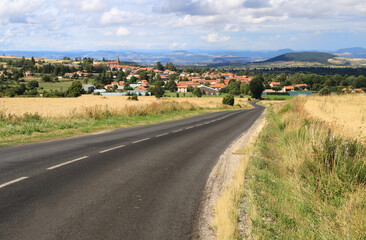 Route de campagne près d'un village au cœur de la France.
