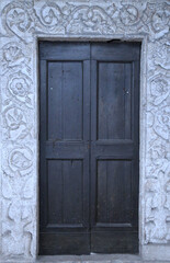 Fototapeta na wymiar Old door of a palace in the city of Narni, Italy