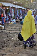 Mujer de espaldas, vestida con ropa tradicional, paseando por el mercado de la ciudad de Bahir Dar, en el noroeste de Etiopia