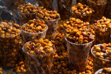 Chufas en vasos de plástico regadas con agua 