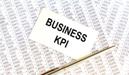 Obraz premium On the business card the text of BUSINESS KPI, the background is the reports.