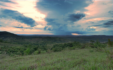 Obraz premium Linda vista de cima de montanha em final de tarde nublada da fazenda Mororó, situada na região de Esmeraldas, Minas Gerais, Brasil 