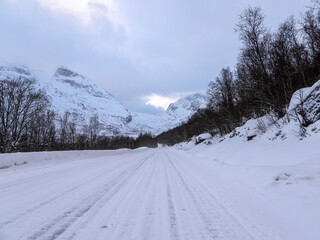 Strasse im Winter, Kvaloya, Norwegen