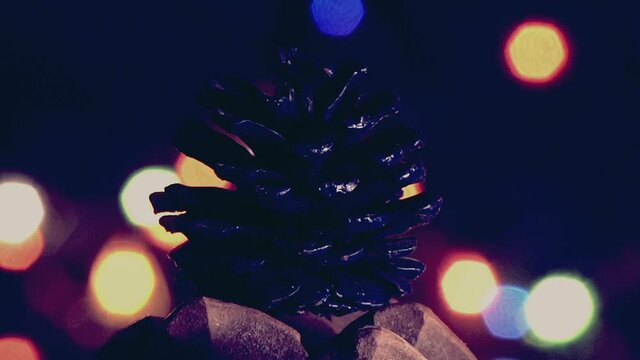 Natale vintage, pigna  con luci a intermittenza colorate.