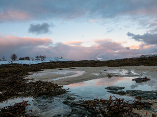 Strand bei Sommaroya, Kvaloya, Norwegen