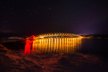 Fototapeta premium Verschwommene Nachtaufnahme Brücke Sommaroy, Troms og Finnmark, Norwegen