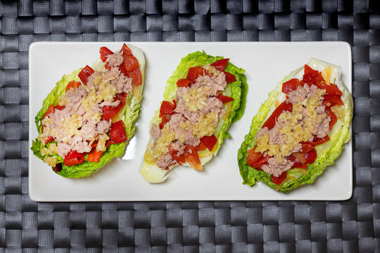Plato rectangular con tres cogollos de lechuga con at&uacute;n y pimientos rojos 